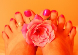 1024px-Woman's_Feet_Holding_Pink_Rose_Fresh_Pedicure